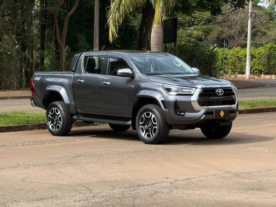 TOYOTA HILUX 2.8 D-4D TURBO DIESEL CD SRX PLUS 4X4 AUTOMÁTICO TOYOTA HILUX 2.8 D-4D TURBO DIESEL CD SRX PLUS 4X4 AUTOMÁTICO